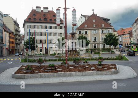 La-Chaux-de-Fonds, Svizzera - 7 luglio 2021: Piazza centrale e rotonda nel centro della città con architettura mista Foto Stock