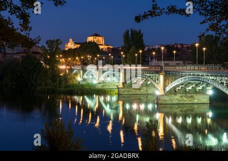 Convento di San Esteban e ponte Enrique Estevan a Salamanca, Spagna Foto Stock