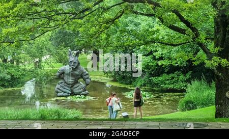 Un gruppo di Visiters di Thomas Schütte 'Hare' scultura alla Fondazione Beyeler, area verde parco. Foto Stock