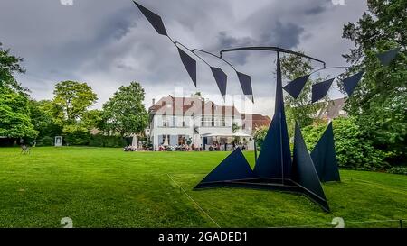 Albero di Calder scultura in giardino della Fondazione Beyeler a Riehen, Svizzera. Foto Stock