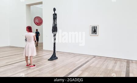 Visitatore femminile in una stanza con opere di scultura Giacometti nella Fondazione Beyeler a Riehen, Svizzera. Foto Stock