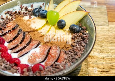 Ciotola frullato con frutti di bosco freschi, noci, semi e cereali fatti in casa per un sano vegan dieta vegetariana prima colazione Foto Stock