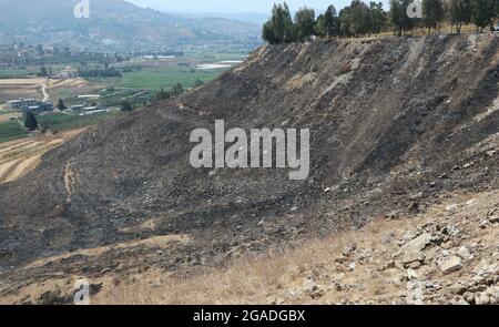 Kobayat, Libano. 30 luglio 2021. Un lato bruciato di una collina visto vicino a Kobayat, distretto di Akkar, Libano, il 30 luglio 2021. Un grande incendio è iniziato in una grande area boscosa vicino a questo villaggio nel Nord Libano il 28 luglio e non è stato ancora completamente domato. (ELISA Gestri/Sipa USA) Credit: Sipa USA/Alamy Live News Foto Stock