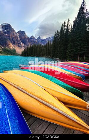 Canoe su un molo, lago Moraine, Banff National Park, Alberta, CAN Foto Stock
