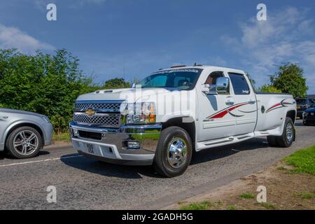 2011 moderno bianco Chevrolet GMC 6600cc Diesel 3500 HD, 4x4 durante il tragitto per Capesthorne Hall Classic mostra auto di luglio, Cheshire, Regno Unito Foto Stock