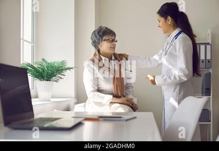 La dottoressa si diverte a parlare con una donna anziana che è venuta in clinica per un esame medico. Foto Stock