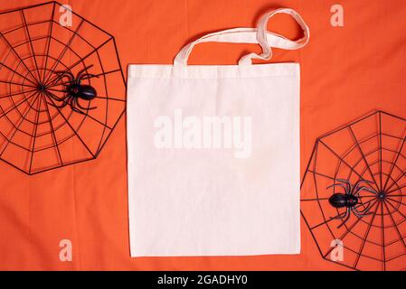 Borsa tote in tela bianca mock-up su decorazioni halloween Foto Stock