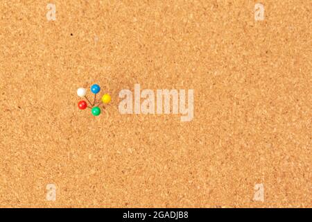 Gruppo di thumbtacks imperniata sulla bacheca Foto Stock