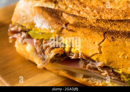 Abbondante panino di maiale cubano fatto in casa con formaggio a base di Pram e senape Foto Stock