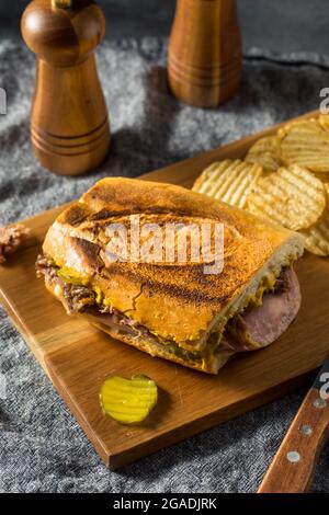 Abbondante panino di maiale cubano fatto in casa con formaggio a base di Pram e senape Foto Stock