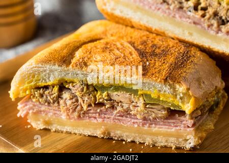 Abbondante panino di maiale cubano fatto in casa con formaggio a base di Pram e senape Foto Stock