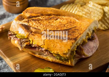 Abbondante panino di maiale cubano fatto in casa con formaggio a base di Pram e senape Foto Stock