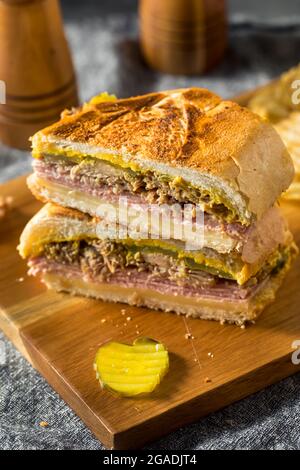 Abbondante panino di maiale cubano fatto in casa con formaggio a base di Pram e senape Foto Stock