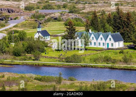 vista della chiesa del parco nazionale di thingvellir e della casa estiva dei primi ministri islandesi Foto Stock