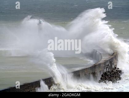 Newhaven, East Sussex, Regno Unito. 30 luglio 2021. Le onde si infrangono sulla Breakwater di Newhaven mentre Storm Evert porta i mari accidentati sulla costa meridionale. Sussex orientale. Credit: Peter Cripps/Alamy Live News Foto Stock