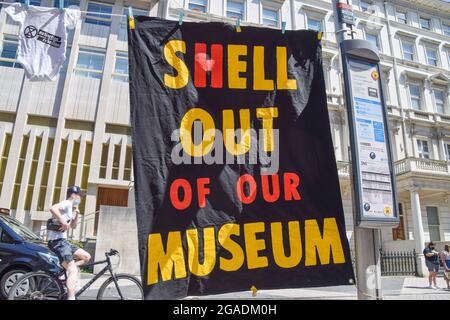 Banner anti-Shell all'esterno del Museo della Scienza di South Kensington. Gli attivisti della ribellione per l'estinzione si sono riuniti fuori dal museo come parte della loro protesta continua contro la sponsorizzazione di Shell della mostra Our Future Planet Climate Change. Londra, Regno Unito 31 maggio 2021. Foto Stock