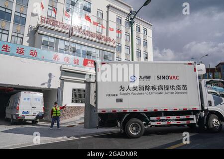 (210730) -- PECHINO, 30 luglio 2021 (Xinhua) -- il camion refrigerato che trasporta i vaccini COVID-19 arriva al centro di controllo di malattia nella prefettura di Ganzi della provincia sudoccidentale del Sichuan della Cina, 22 luglio 2021. Oltre 1.6 miliardi di dosi di vaccini COVID-19 erano stati somministrati in Cina a partire dal luglio 28, la Commissione sanitaria nazionale ha detto Giovedi.COVID-19 vaccini sono inviati da Pechino in altre parti del paese ogni giorno. Lu Yanhui e Liu si, due piloti di Sinovac Research & Development Co., Ltd., hanno preso il compito di inviare un lotto di vaccini COVID-19 da Pechino alla Prefettura di Ganzi di Sichua Foto Stock