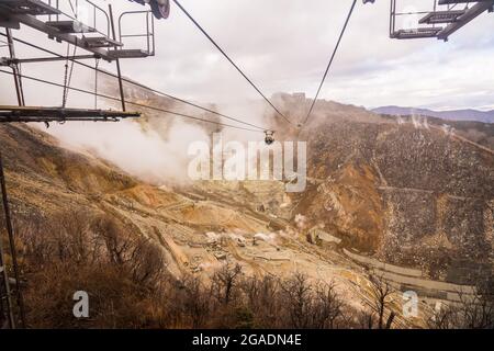 Hakone Ropeway attraverso Owakudani Valley e vulcano attivo. Situato nel Parco Nazionale di Fuji Hakone Izu, Giappone. Foto Stock