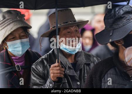 (210730) -- PECHINO, 30 luglio 2021 (Xinhua) -- la gente aspetta per ricevere i vaccini COVID-19 nella contea di Daocheng, provincia sudoccidentale del Sichuan della Cina, 24 luglio 2021. Oltre 1.6 miliardi di dosi di vaccini COVID-19 erano stati somministrati in Cina a partire dal luglio 28, la Commissione sanitaria nazionale ha detto Giovedi.COVID-19 vaccini sono inviati da Pechino in altre parti del paese ogni giorno. Lu Yanhui e Liu si, due piloti della Sinovac Research & Development Co., Ltd., hanno preso il compito di inviare un lotto di vaccini COVID-19 da Pechino alla prefettura di Ganzi della provincia di Sichuan il 20 luglio 2021. Hanno preso a turno driv Foto Stock