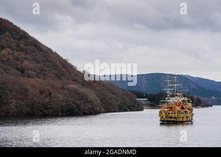 Lago Ashiko in Giappone. Una nave pirata gialla naviga lungo la costa del Parco Nazionale Fuji Hakone Izu Foto Stock