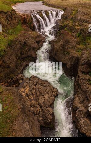 il kolufossar è una cascata incredibile con molte cascate nella stretta gola del kolugjufur vicino a hvammstangi nel nord dell'islanda Foto Stock