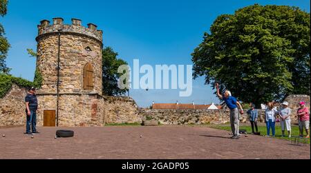 Anziani o pensionati che hanno una lezione di addestramento che gioca bocce o bocce in estate sole, Haddington, East Lothian, Scozia, Regno Unito Foto Stock