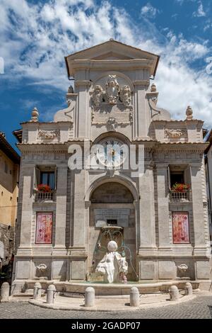 L'antica fontana in Piazza del mercato nel centro storico di Spoleto Foto Stock