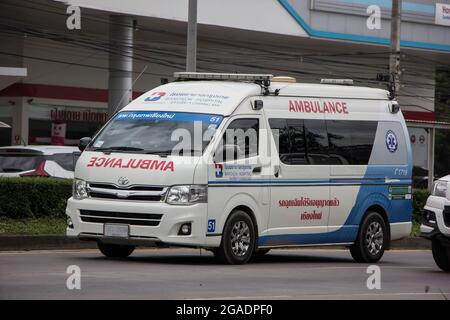 Chiangmai, Thailandia - Giugno 29 2021: Ambulanza van dell'ospedale di Bangkok. Foto sulla strada n.121 a circa 8 km dal centro di Chiangmai, thailandia. Foto Stock