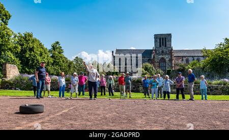 Anziani o pensionati che hanno una lezione di addestramento che gioca bocce o bocce in estate sole, Haddington, East Lothian, Scozia, Regno Unito Foto Stock