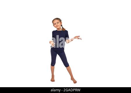 Allegro carino divertente ragazza bionda bambino divertirsi, giocando il sollevamento delle palme, mostrare le mani pulite sorridente largamente, imbrogliamo intorno enjoy holidays, cercare intrattenuti Foto Stock