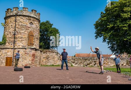 Anziani o pensionati che hanno una lezione di addestramento che gioca bocce o bocce in estate sole, Haddington, East Lothian, Scozia, Regno Unito Foto Stock