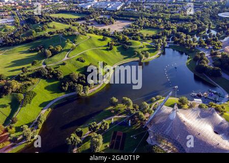 Monaco di Baviera, Germania - 27 agosto 2011: L'Olympiapark Munchen (Parco Olimpico di Monaco di Baviera) è un parco olimpico costruito per il Foto Stock