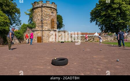 Anziani o pensionati che hanno una lezione di addestramento che gioca bocce o bocce in estate sole, Haddington, East Lothian, Scozia, Regno Unito Foto Stock