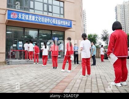 (210730) -- PECHINO, 30 luglio 2021 (Xinhua) -- gli studenti si allineano per ricevere i vaccini COVID-19 in un sito di vaccinazione nel distretto di Mentougou di Pechino, capitale della Cina, il 21 luglio 2021. (Xinhua/Zhang Chenlin) Foto Stock