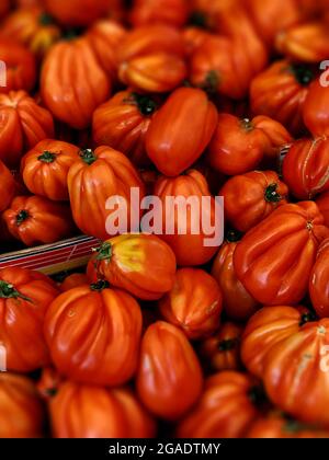 Colpo verticale di peperoni rossi Foto Stock