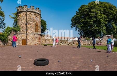 Anziani o pensionati che hanno una lezione di addestramento che gioca bocce o bocce in estate sole, Haddington, East Lothian, Scozia, Regno Unito Foto Stock