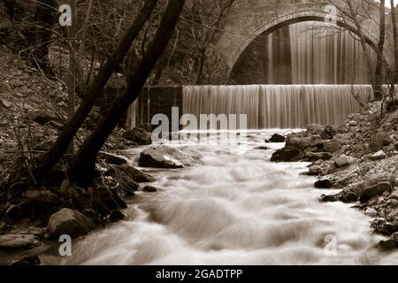 Versione artistica delle doppie cascate e del ponte di pietra di Paleokaria, nella regione di Trikala, Tessaglia, Grecia, Europa. Foto Stock