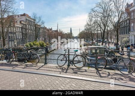 Biciclette parcheggiate a Lekkeresluis, Amsterdam Foto Stock