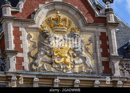 Stemma sulla stazione centrale di Amsterdam Foto Stock