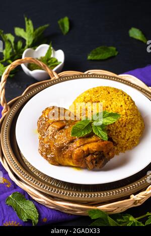 Concetto di cibo in stile thailandese riso fatto in casa e pollo Biryani Khao Mok Kai su sfondo nero con spazio di copia Foto Stock