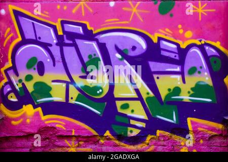 Arte di strada, graffiti, lettere su sfondo rosa. Foto Stock