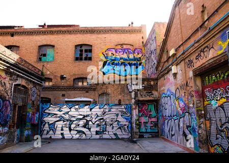 Graffite su pareti di mattoni rossi di una vecchia fabbrica. Foto Stock