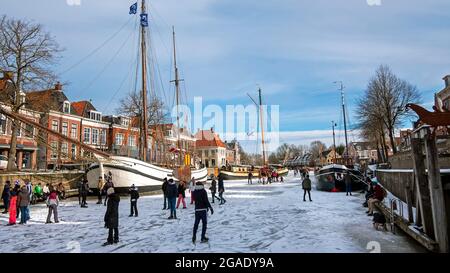 Divertimento invernale nella città di Dokkum sui canali nei Paesi Bassi Foto Stock