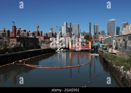 Gowanus Canal dal ponte Union Street a Brooklyn, New York. Il canale di Gowanus confina con i quartieri di Red Hook, Carroll Gardens e Gowanu Foto Stock