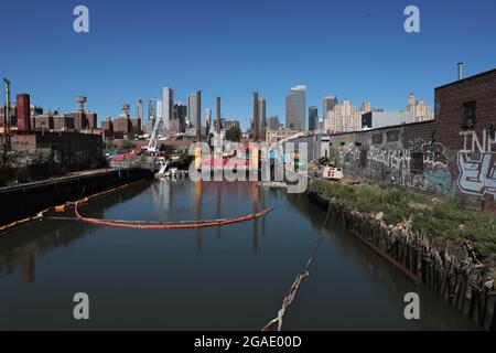 Gowanus Canal dal ponte Union Street a Brooklyn, New York. Il canale di Gowanus confina con i quartieri di Red Hook, Carroll Gardens e Gowanu Foto Stock