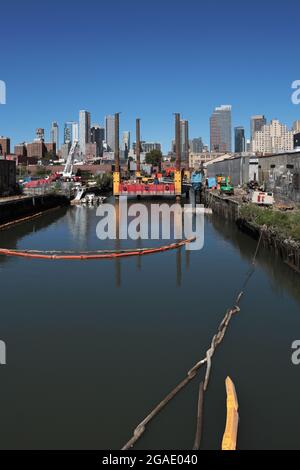 Gowanus Canal dal ponte Union Street a Brooklyn, New York. Il canale di Gowanus confina con i quartieri di Red Hook, Carroll Gardens e Gowanu Foto Stock