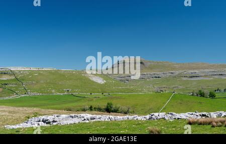 Ingleborough dal fondo di Kingsdale, che mostra la geologia calcarea della zona, North Yorkshire, UK. Foto Stock