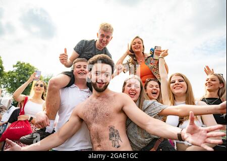 Sheffield, Regno Unito. 25 luglio 2021. Il 3° giorno i festaioli hanno festeggiato il Tramlines Festival 2021 di Sheffield, che si è Unito alla terza fase degli eventi governativi Foto Stock