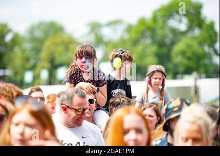 Sheffield, Regno Unito. 25 luglio 2021. Il 3° giorno i festaioli hanno festeggiato il Tramlines Festival 2021 di Sheffield, che si è Unito alla terza fase degli eventi governativi Foto Stock