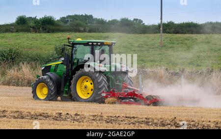 Il trattore John Deere 7280R passa sopra le stoppie con un coltivatore per stoppie Sumo Trio a una passata. Contea di Durham, Regno Unito. Foto Stock